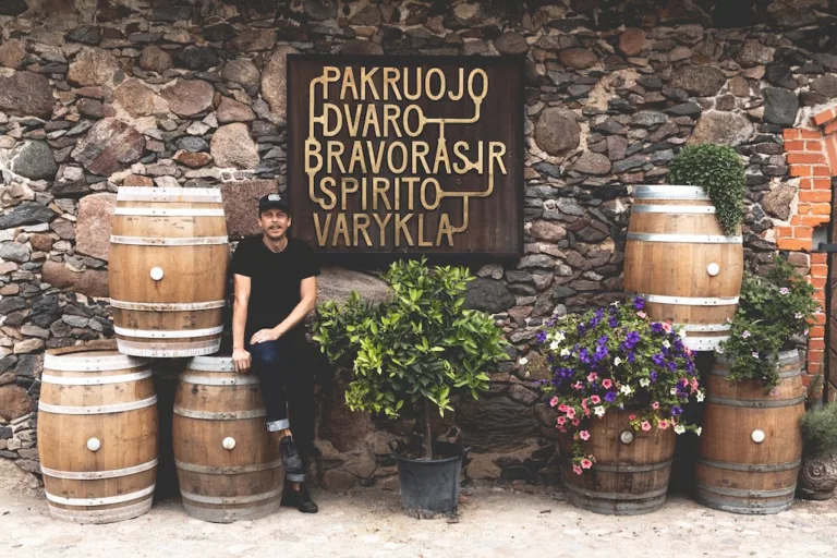 貓迷琴酒.草本風格酒 | 立陶宛.Pakruojis 2 歐洲草本酒 | 圖克圖克 TRUC TRUC distillery front view